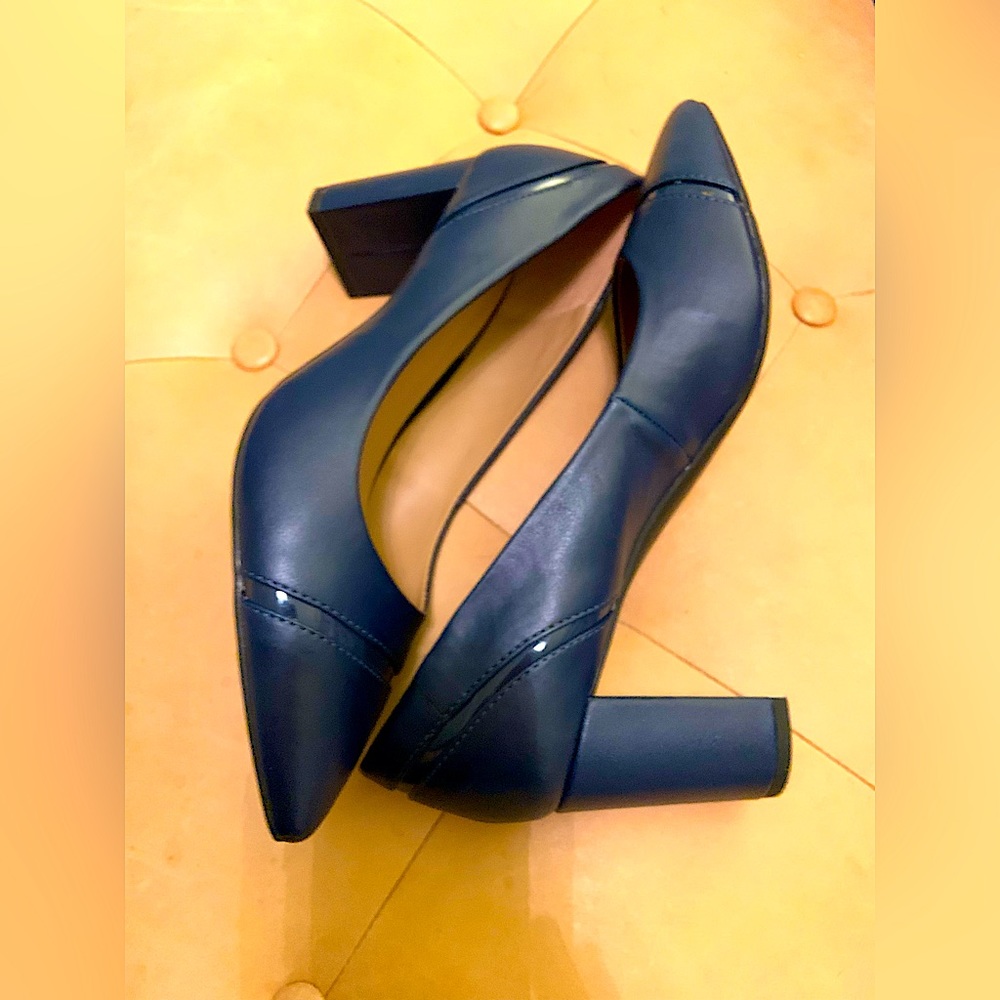 Crown & Ivy new navy pumps heels size 9.5